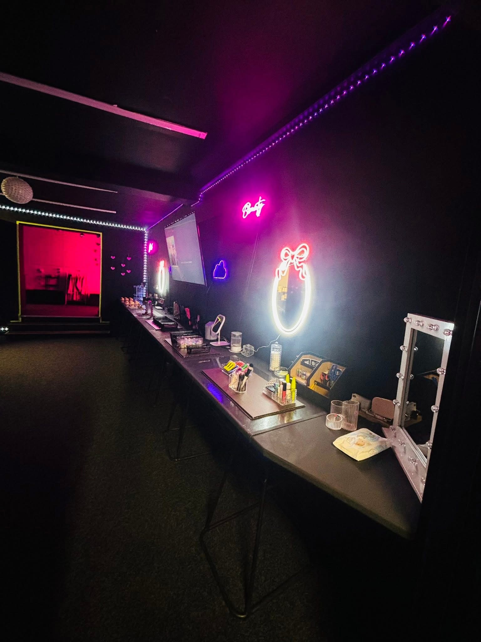 Deluxe Duo - Pamper and Gaming Station - image 3