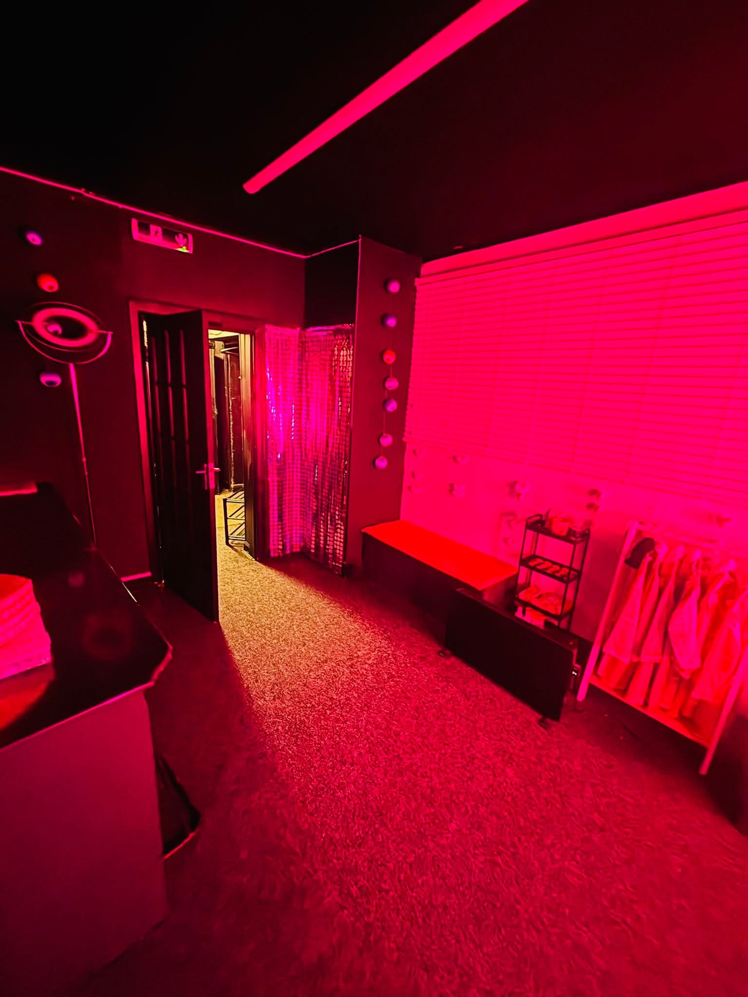 Deluxe Duo - Pamper and Gaming Station - image 4