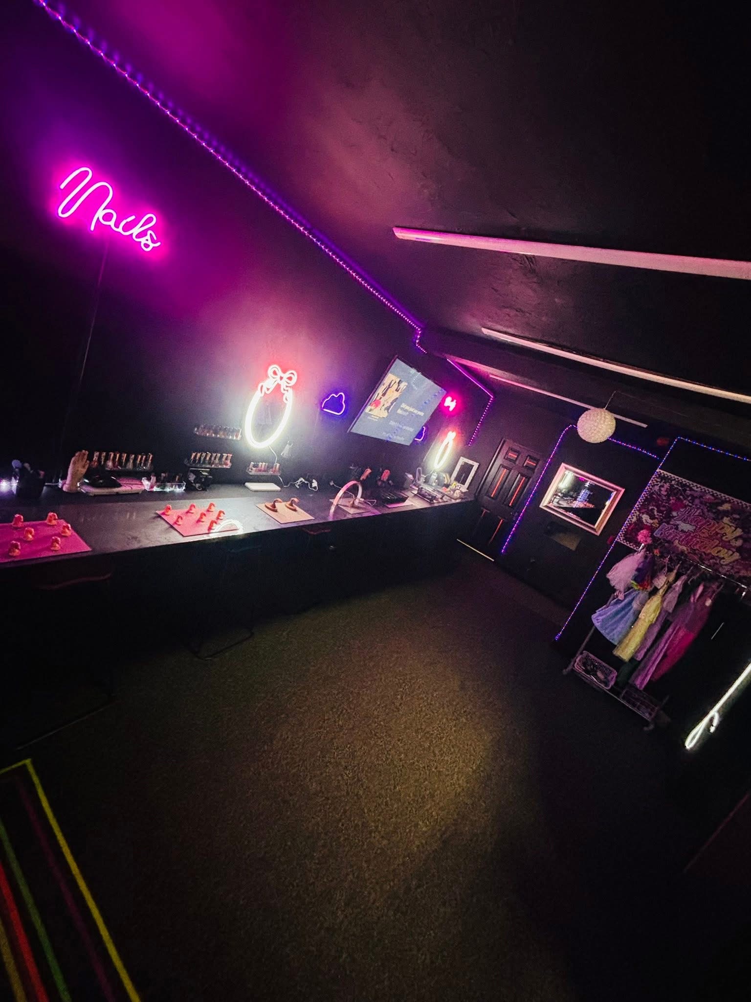 Deluxe Duo - Pamper and Gaming Station - image 8