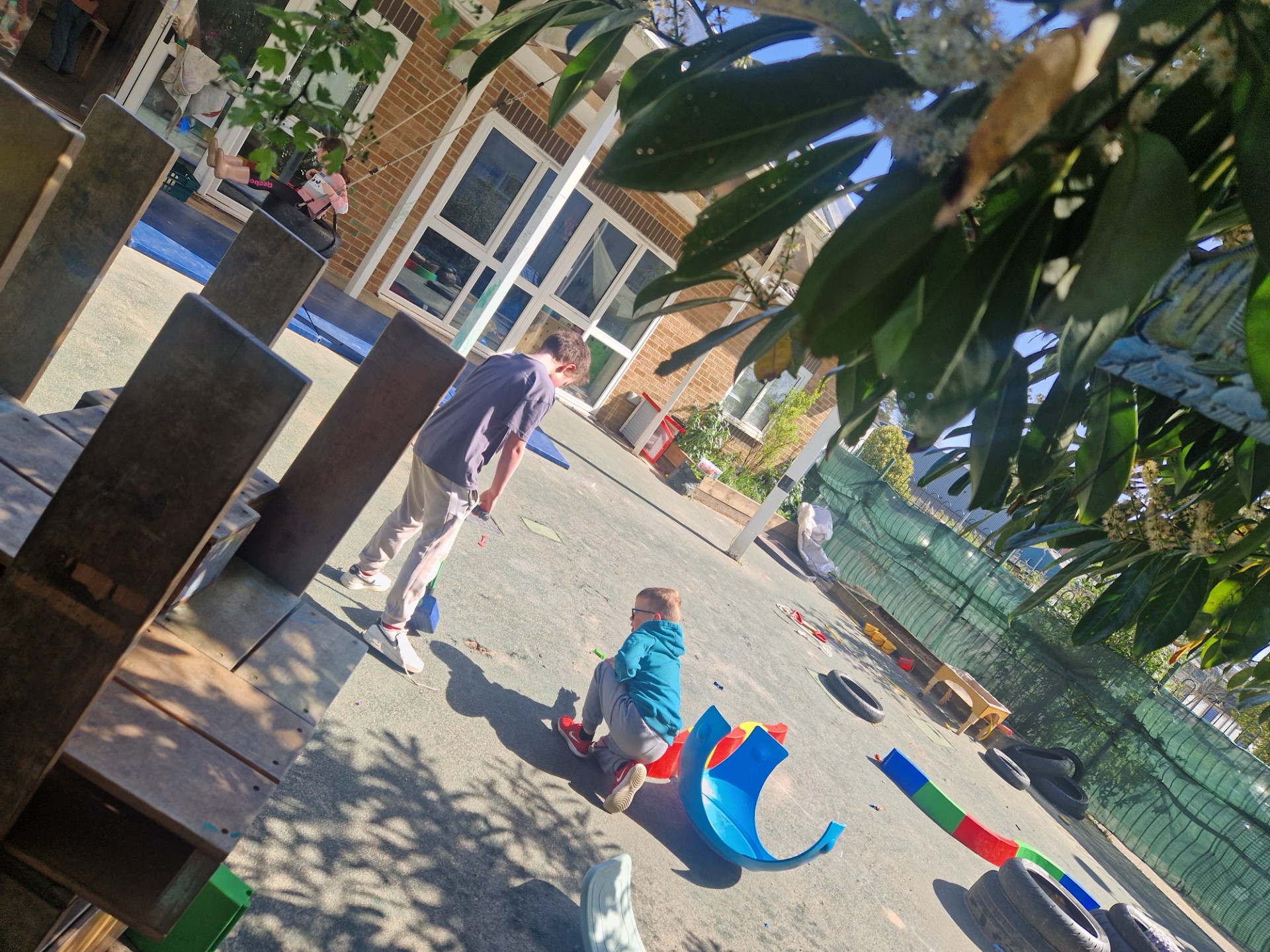 Holiday Play and food at Sydney Close block mentored by IN2PLAY CIC